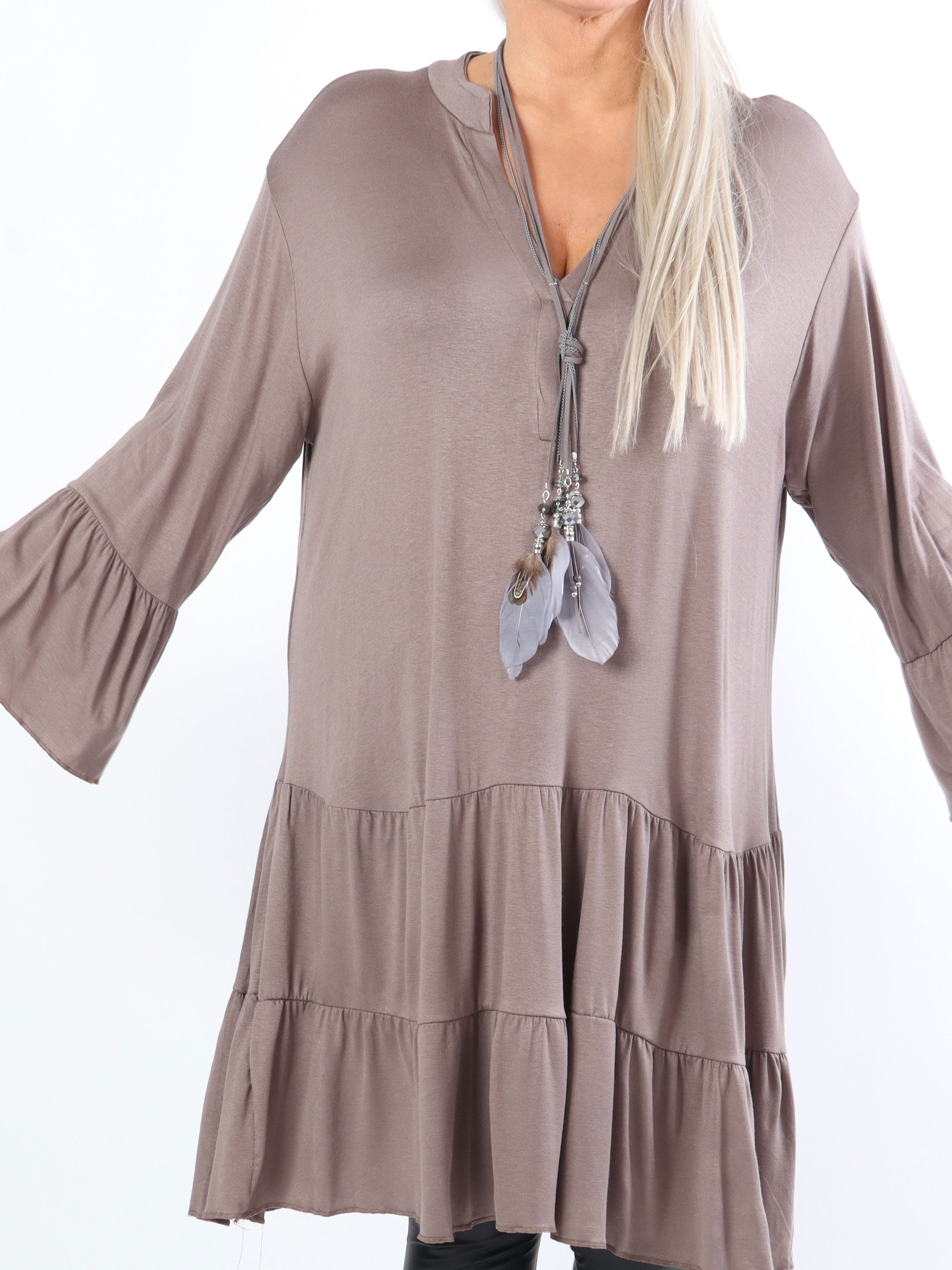 Pauline Plain - Plus size klänning med v-ringning och liten volangkjol